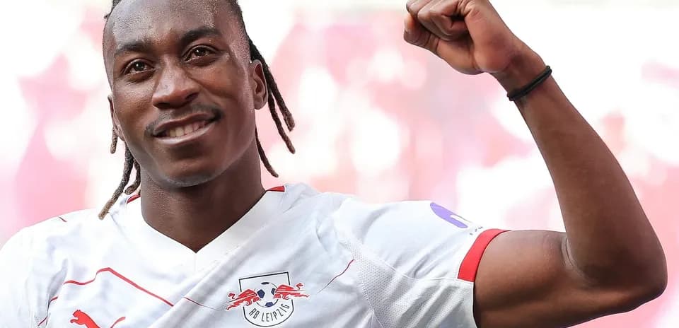 Joueur de RB Leipzig célébrant avec le poing levé