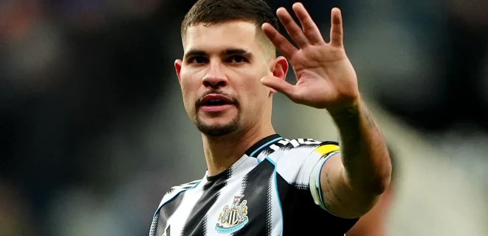 Joueur de Newcastle saluant les supporters