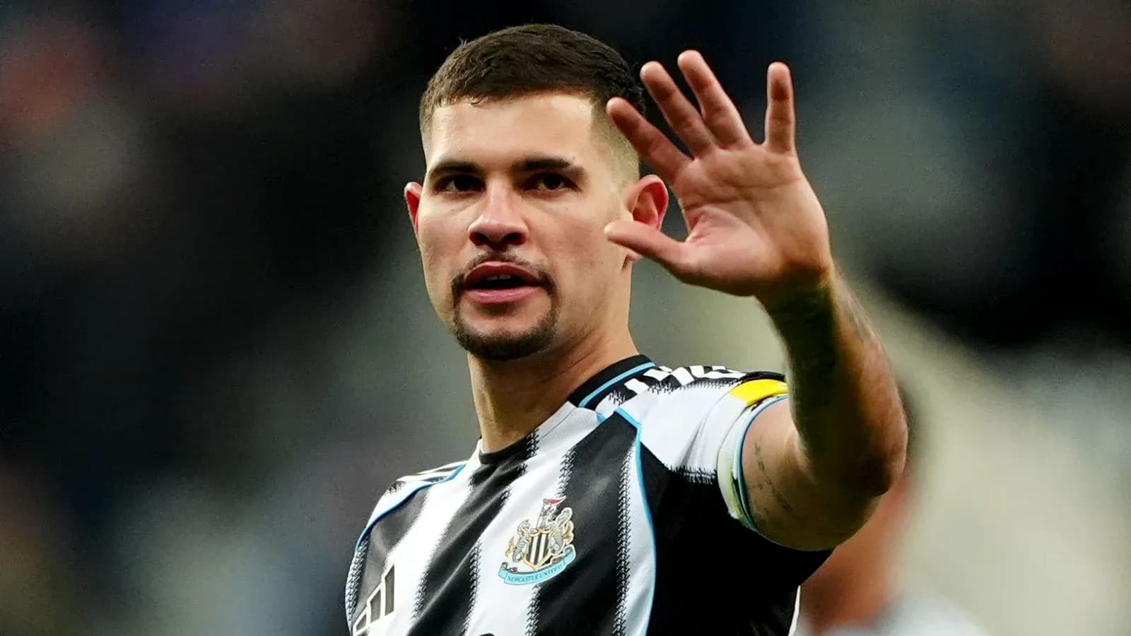 Joueur de Newcastle saluant les supporters