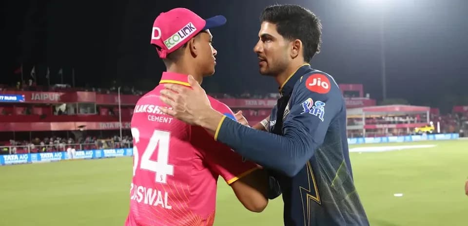 Joueurs se saluant après le match de cricket