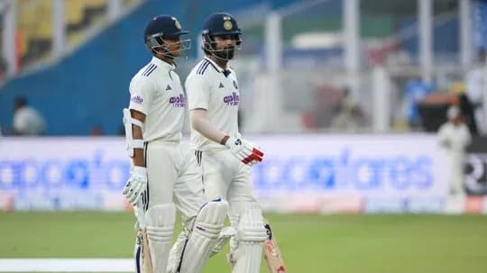 Deux joueurs de cricket marchant sur le terrain