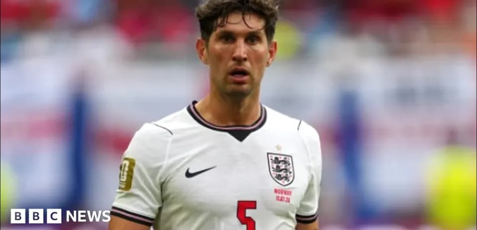Joueur en maillot anglais sur le terrain de football