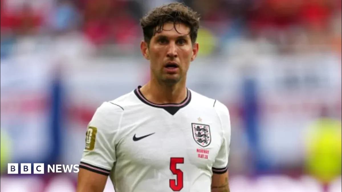 Joueur en maillot anglais sur le terrain de football