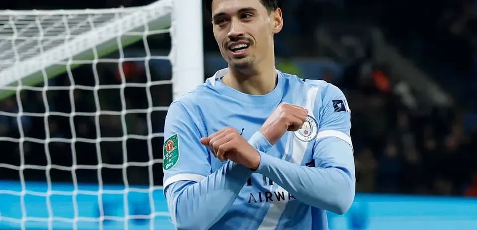 Joueur célébrant un but sur le terrain