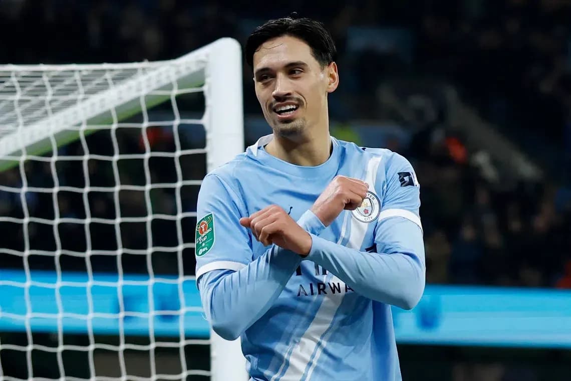Joueur célébrant un but sur le terrain