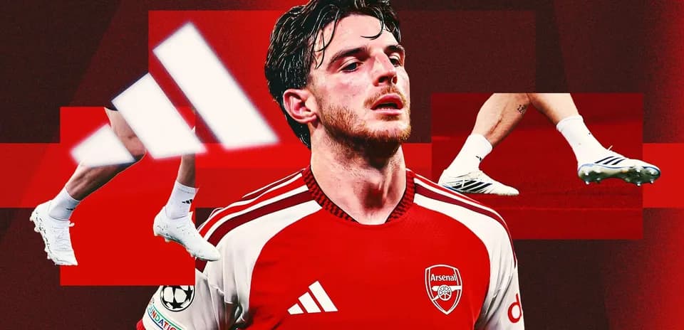 Joueur d'Arsenal en maillot rouge sur fond rouge