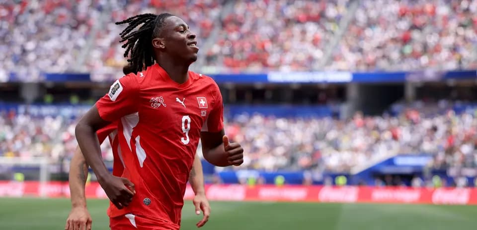Joueur suisse courant sur le terrain pendant un match