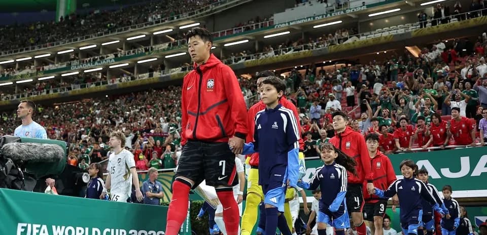 Les joueurs sud-coréens entrant sur le terrain
