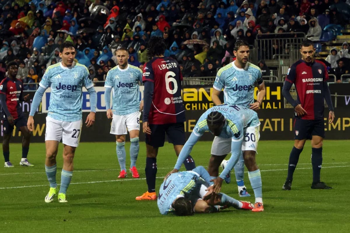 Joueurs de la Juventus aidant un coéquipier blessé