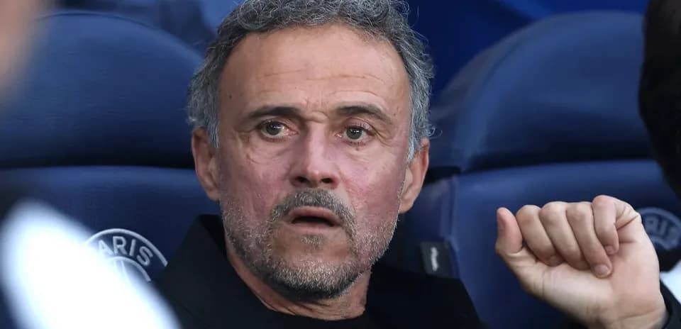 Entraîneur observant le match depuis le banc