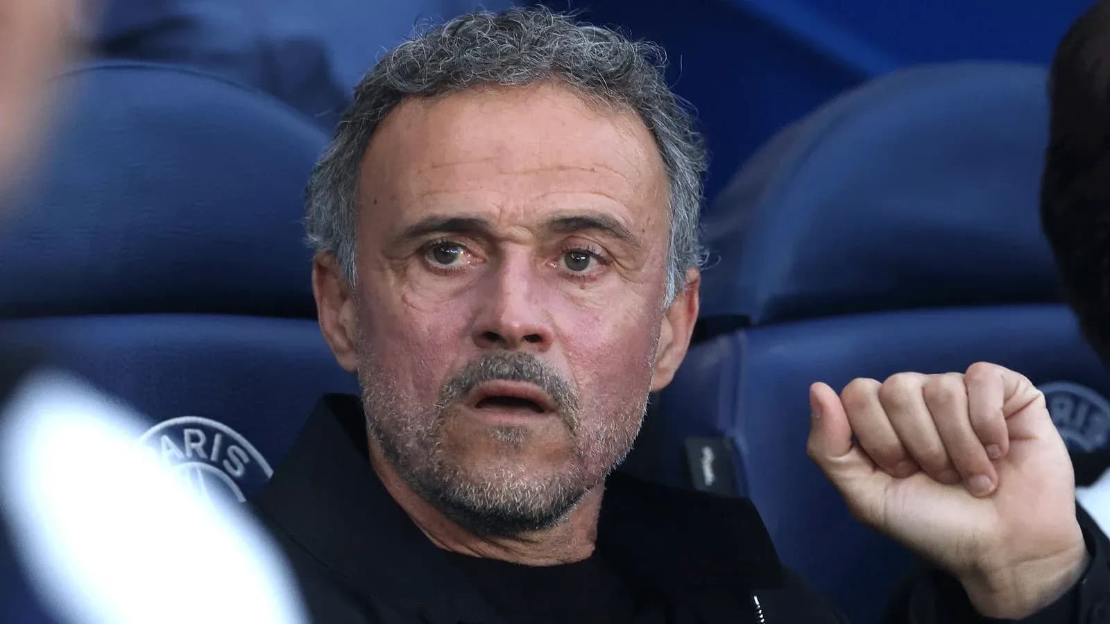 Entraîneur observant le match depuis le banc