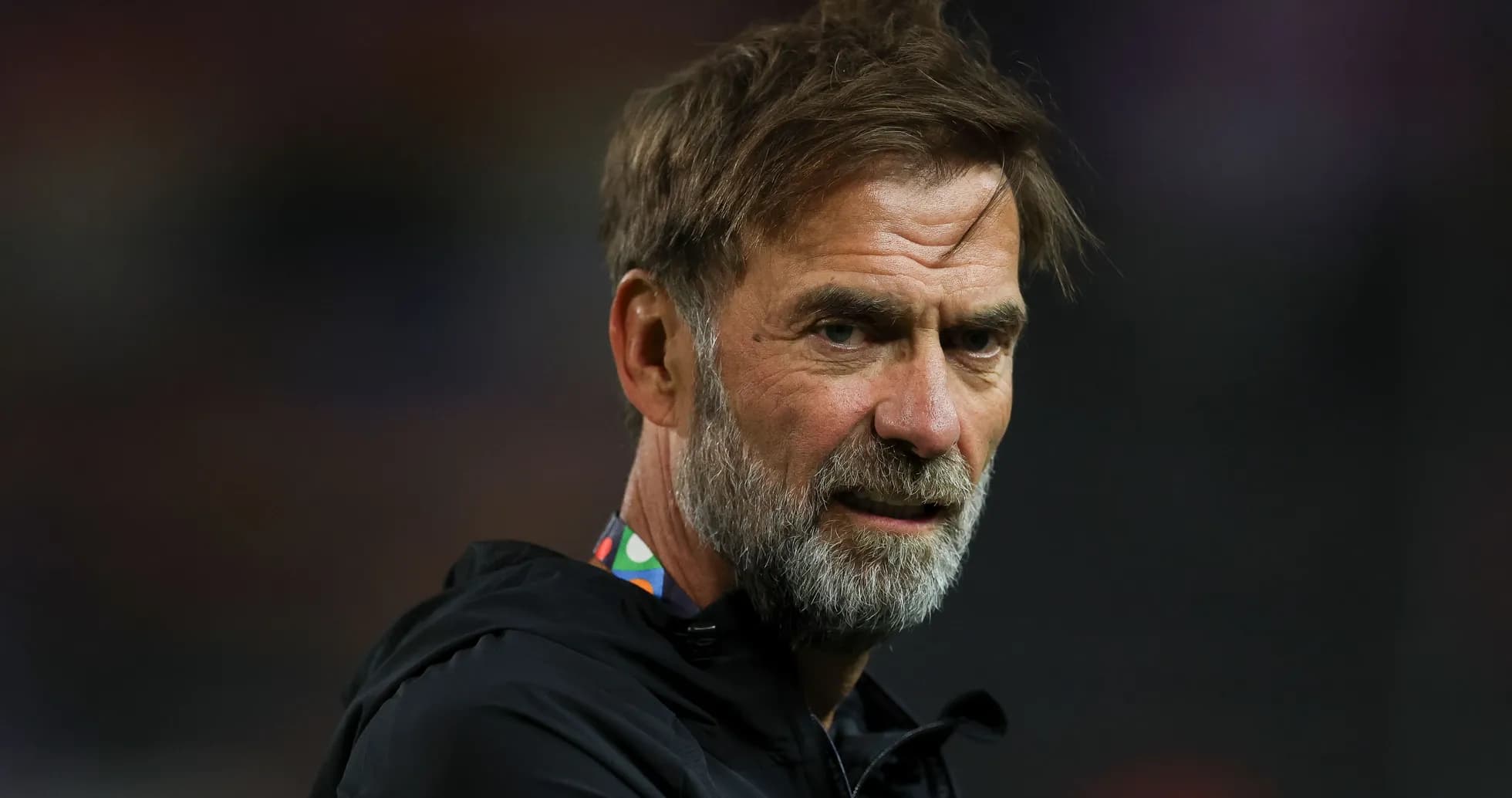 Entraîneur observant le match depuis la touche