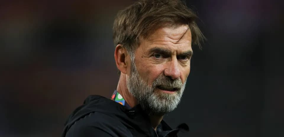 Entraîneur observant le match depuis la touche