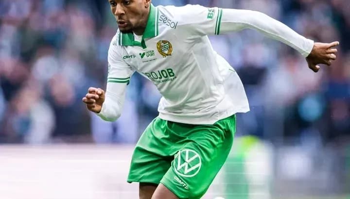 Joueur courant avec le ballon sur le terrain