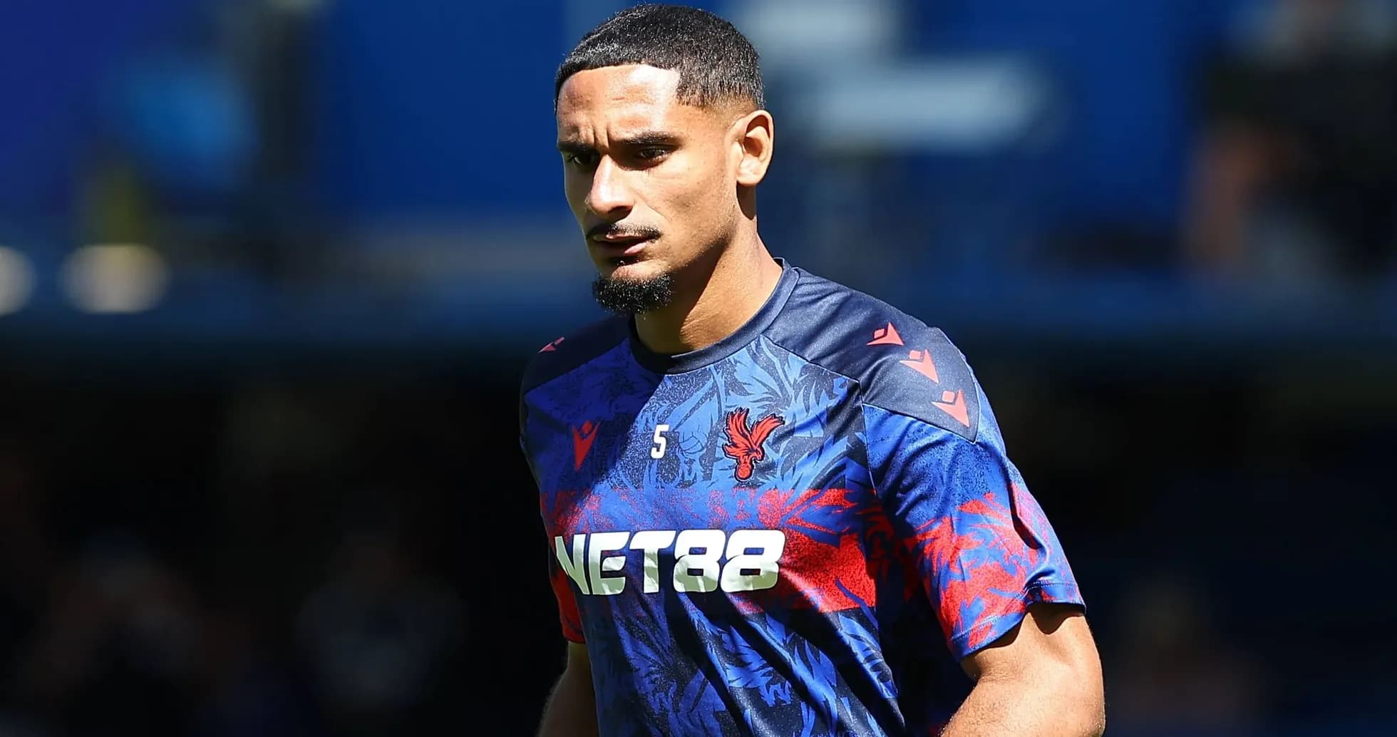 Joueur portant le maillot de Crystal Palace sur le terrain