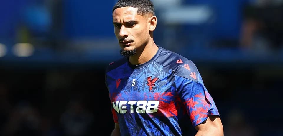 Joueur portant le maillot de Crystal Palace sur le terrain