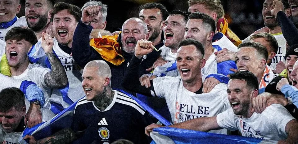 Équipe célébrant une victoire avec des t-shirts
