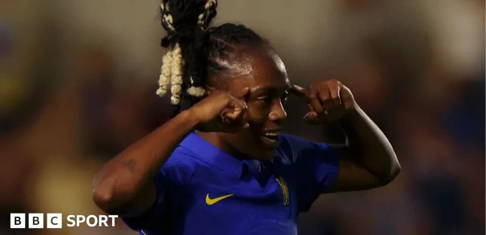 Joueuse de Chelsea célébrant un but sur le terrain