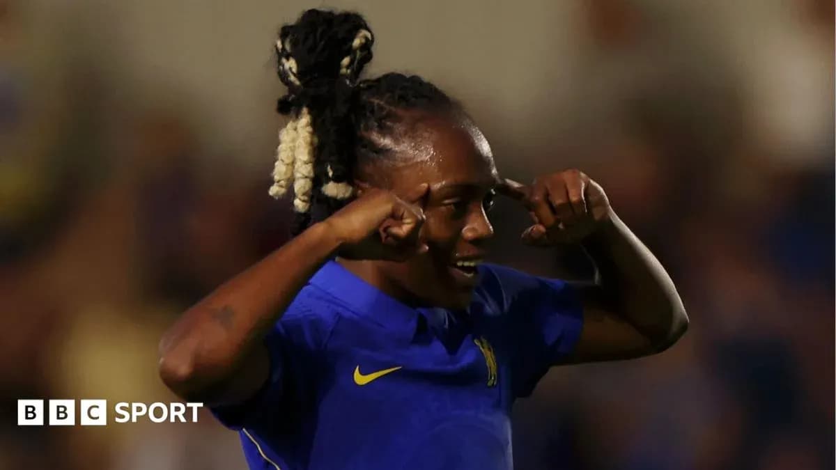 Joueuse de Chelsea célébrant un but sur le terrain