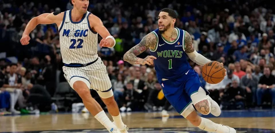 Joueur dribblant pendant un match de basketball