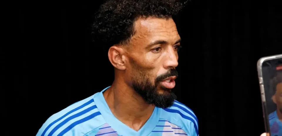 Joueur de football s'exprimant lors d'une interview