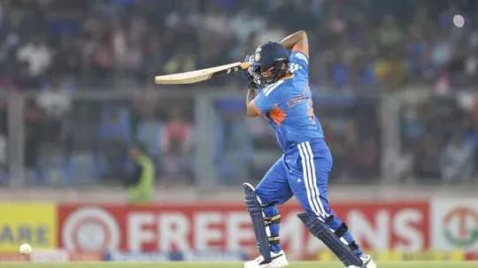 Joueur de cricket en train de frapper la balle