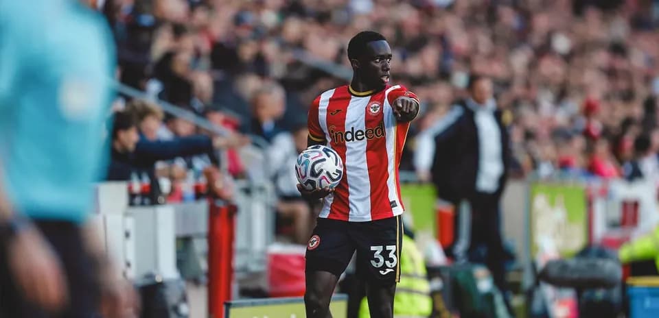 Joueur de Brentford avec le ballon en main