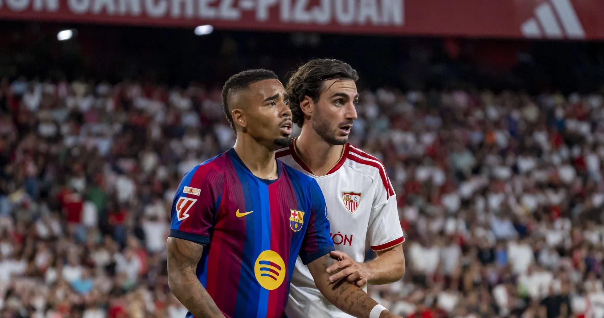 Joueurs du FC Barcelone et du Sevilla FC en action