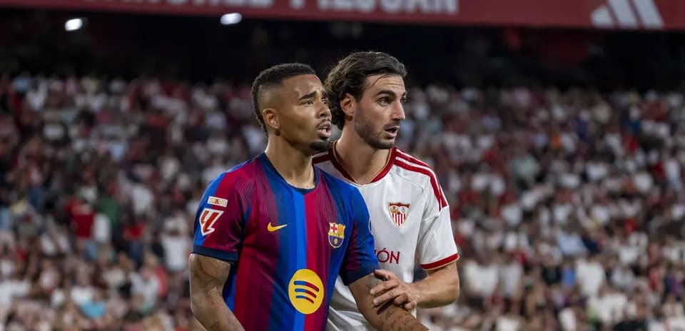 Joueurs du FC Barcelone et du Sevilla FC en action