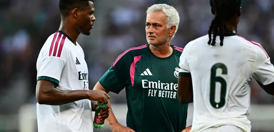 José Mourinho discutant avec des joueurs de l'équipe