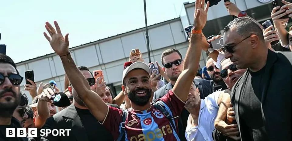 Joueur saluant la foule à son arrivée