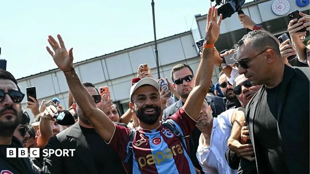 Joueur saluant la foule à son arrivée