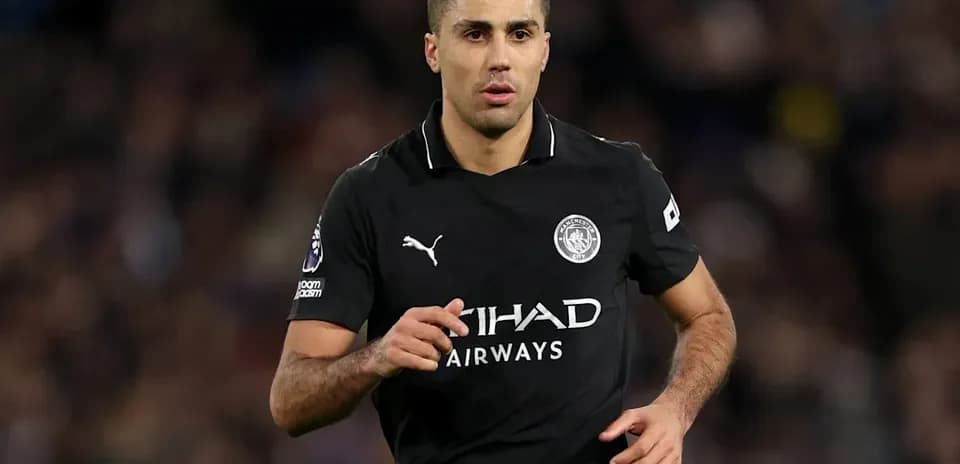 Joueur de Manchester City courant sur le terrain