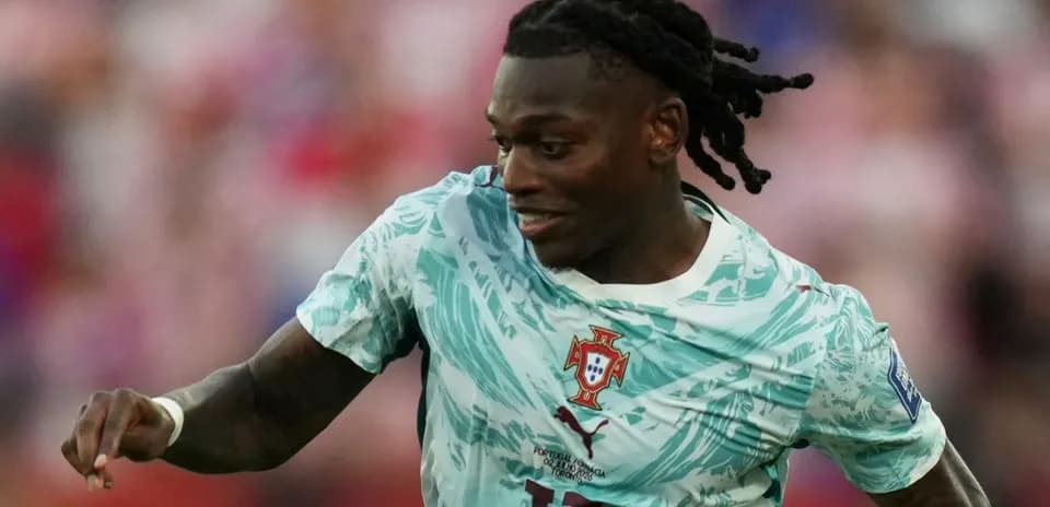 Joueur portugais en action sur le terrain de football