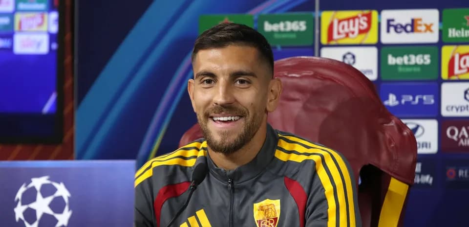 Joueur souriant lors d'une conférence de presse