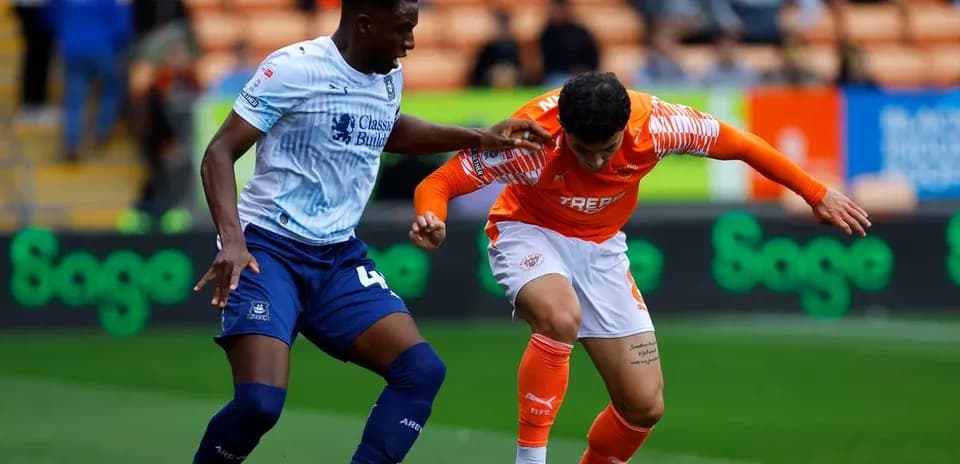 Deux joueurs se disputant le ballon sur le terrain