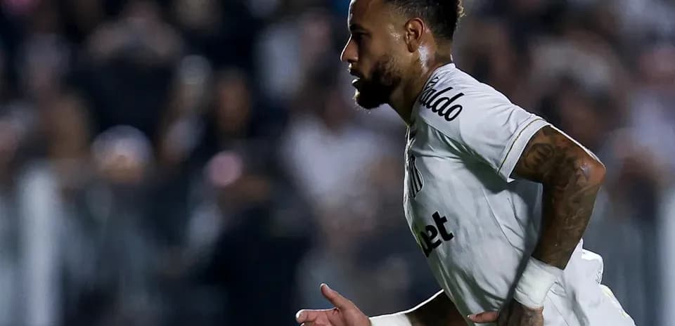 Neymar courant sur le terrain pendant un match