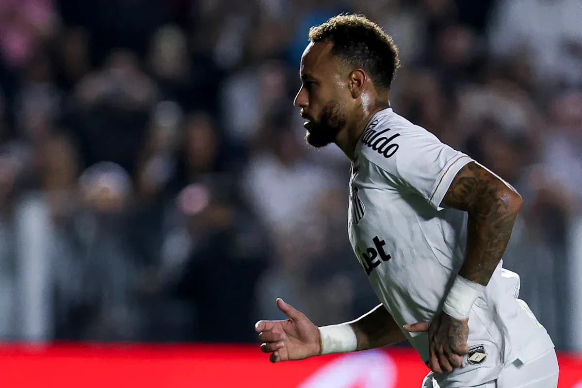 Neymar courant sur le terrain pendant un match