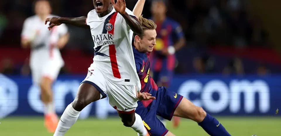 Joueur du PSG chutant après un tacle du Barça