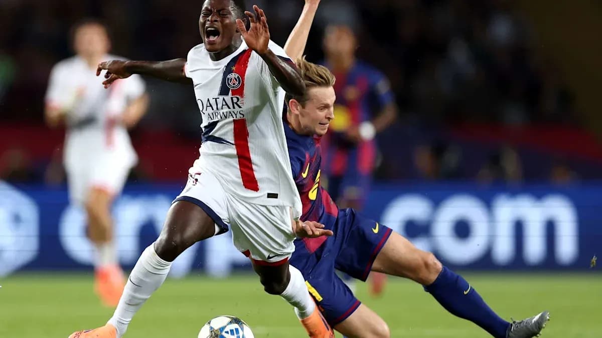Joueur du PSG chutant après un tacle du Barça Joueur du PSG chutant après un tacle du Barça