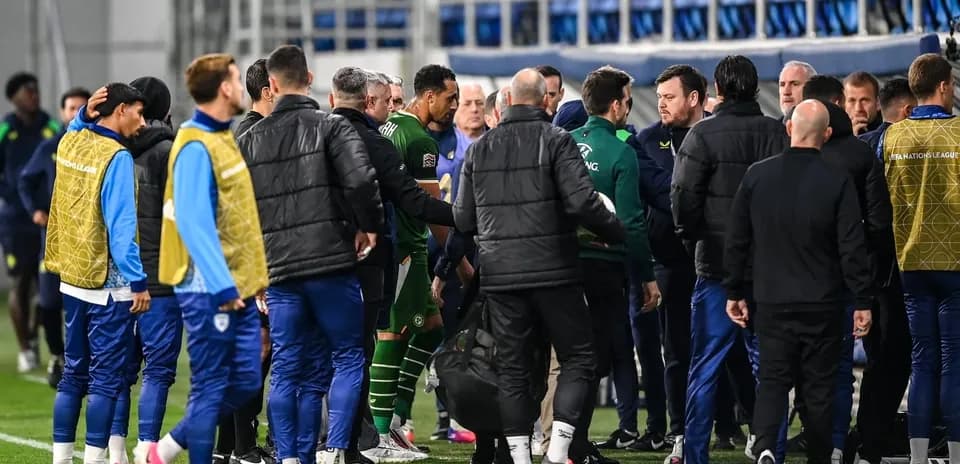 Joueurs et entraîneurs se serrent la main après match
