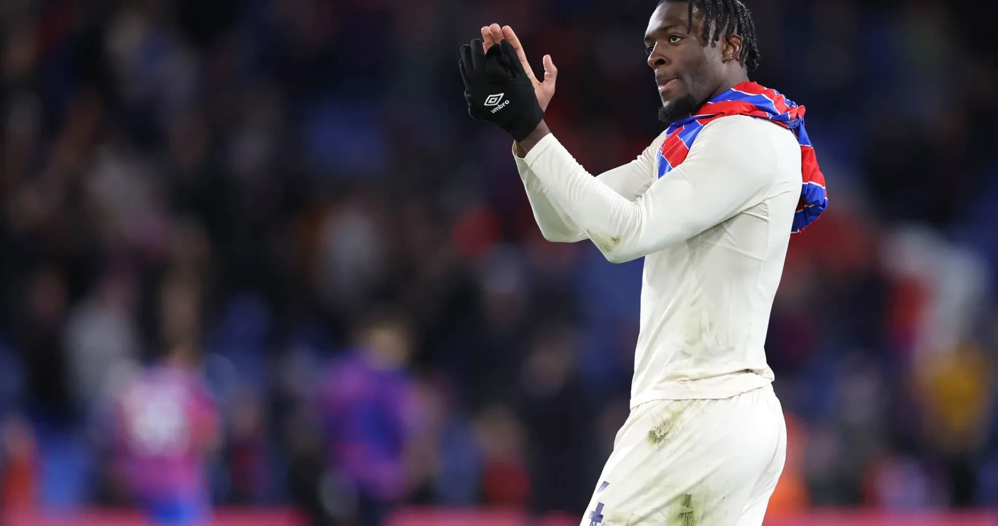 Joueur applaudissant les supporters après le match