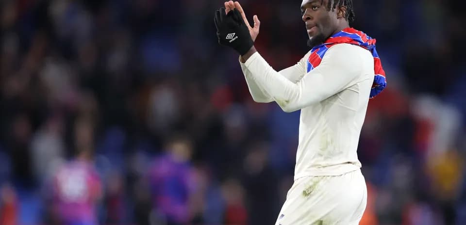 Joueur applaudissant les supporters après le match