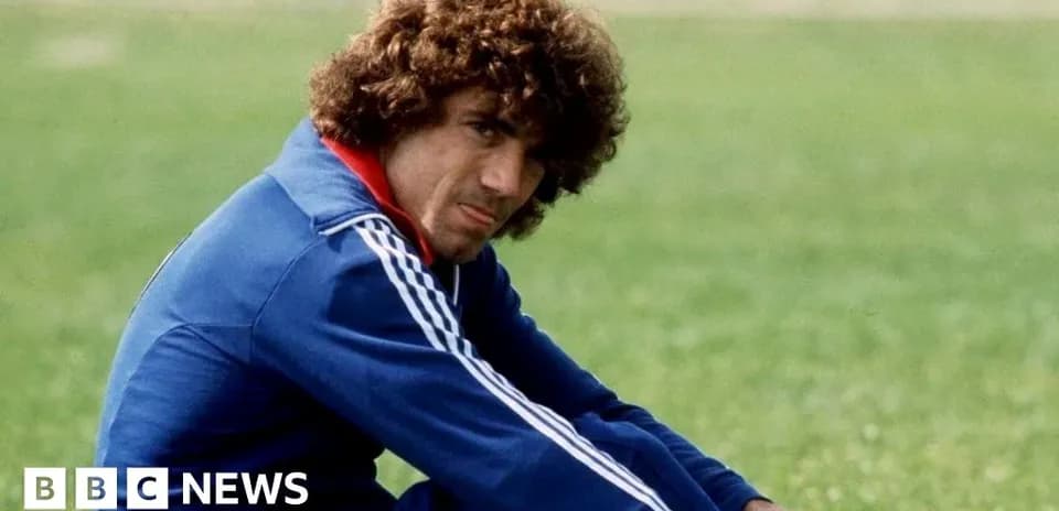 Joueur assis sur le terrain d'entraînement