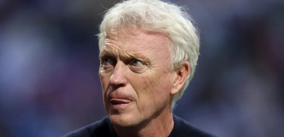 Entraîneur observant le match sur le terrain