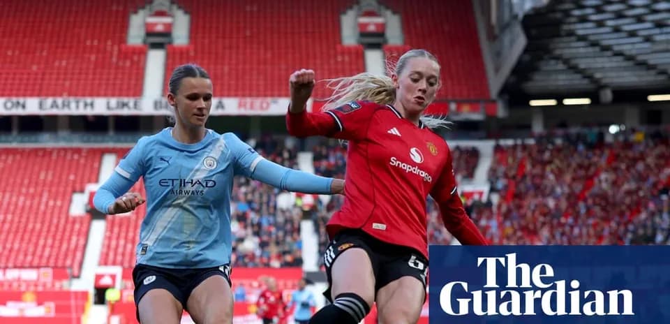 Joueuses de Manchester City et Manchester United en action