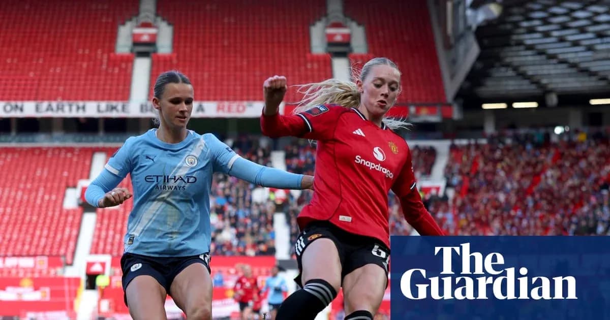 Joueuses de Manchester City et Manchester United en action