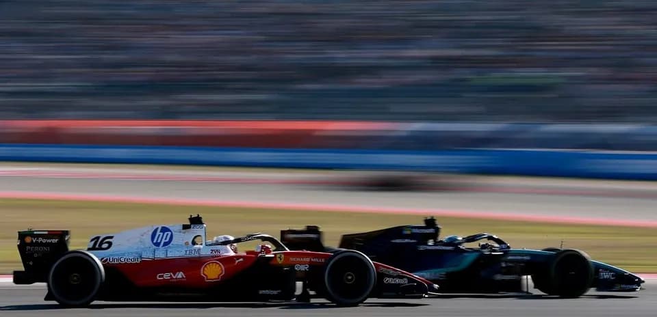Deux voitures de F1 en course sur circuit