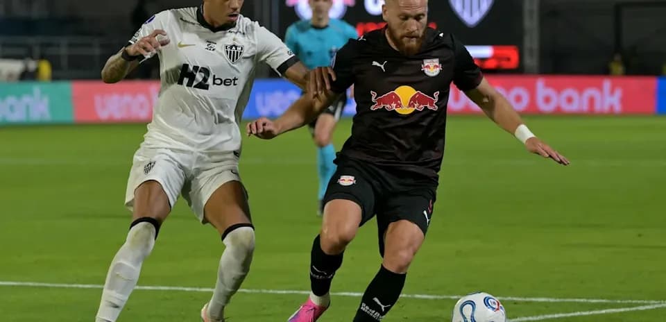 Deux joueurs se disputant le ballon sur le terrain