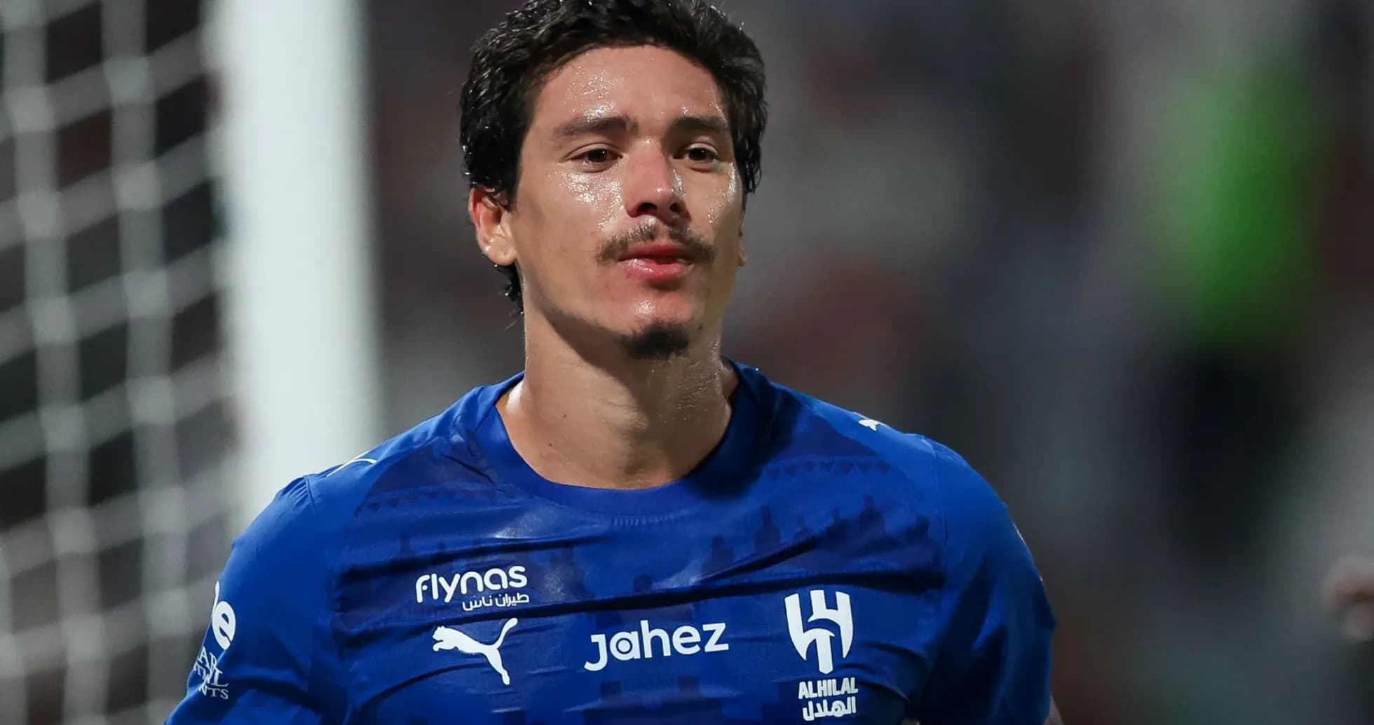Joueur de football en maillot bleu sur le terrain